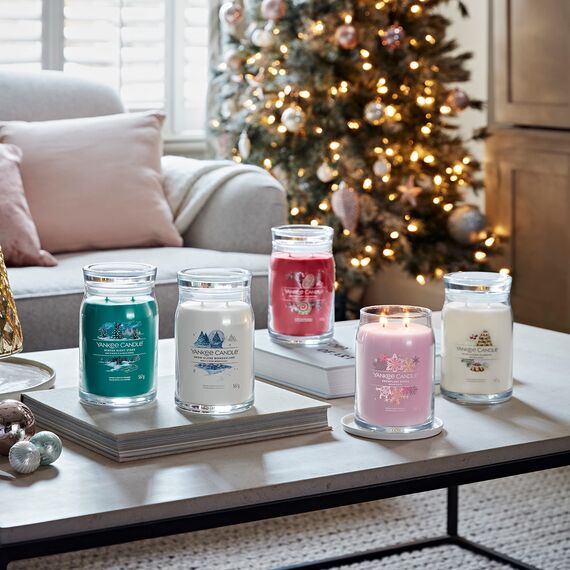 Yankee Candle Signature Duftkerze ; große Kerze mit langer Brenndauer „Snowflake Kisses“ ; Soja-Wachs-Mix ; Perfekte Geschenke für Frauen