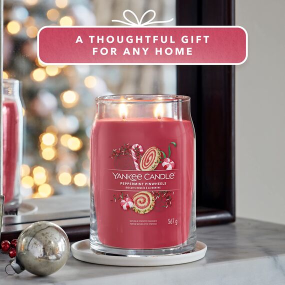Yankee Candle Signature Duftkerze ; große Kerze mit langer Brenndauer „Peppermint Pinwheels“ ; Soja-Wachs-Mix