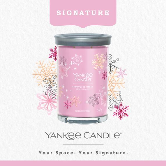 Yankee Candle Signature Duftkerze ; große Tumbler-Kerze mit langer Brenndauer „Snowflake Kisses“ ; Soja-Wachs-Mix ; Perfekte Geschenke für Frauen