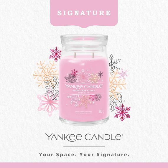 Yankee Candle Signature Duftkerze ; große Kerze mit langer Brenndauer „Snowflake Kisses“ ; Soja-Wachs-Mix ; Perfekte Geschenke für Frauen