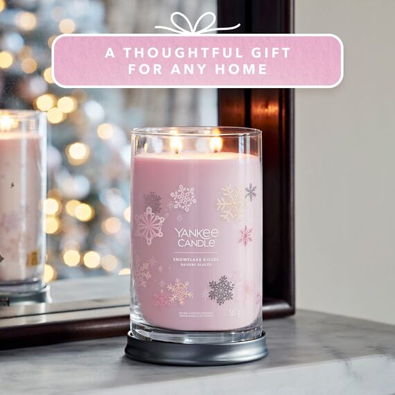 Yankee Candle Signature Duftkerze ; große Tumbler-Kerze mit langer Brenndauer „Snowflake Kisses“ ; Soja-Wachs-Mix ; Perfekte Geschenke für Frauen