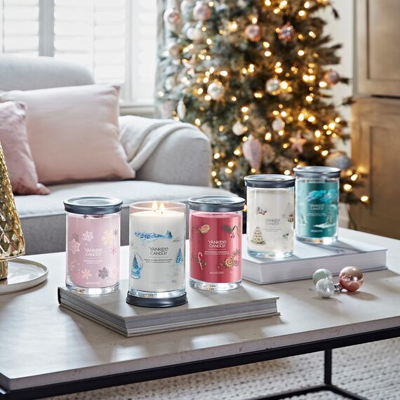 Yankee Candle Signature Duftkerze ; große Tumbler-Kerze mit langer Brenndauer „Snowflake Kisses“ ; Soja-Wachs-Mix ; Perfekte Geschenke für Frauen