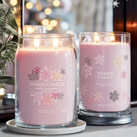 Yankee Candle Signature Duftkerze ; große Tumbler-Kerze mit langer Brenndauer „Snowflake Kisses“ ; Soja-Wachs-Mix ; Perfekte Geschenke für Frauen