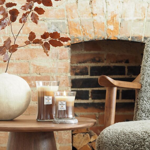 WoodWick Große Trilogy-Duftkerze im Sanduhrglas mit Pluswick-Innovation | Café Sweets | Lange Brenndauer: bis zu 130 Stunden | Geschenke für Frauen