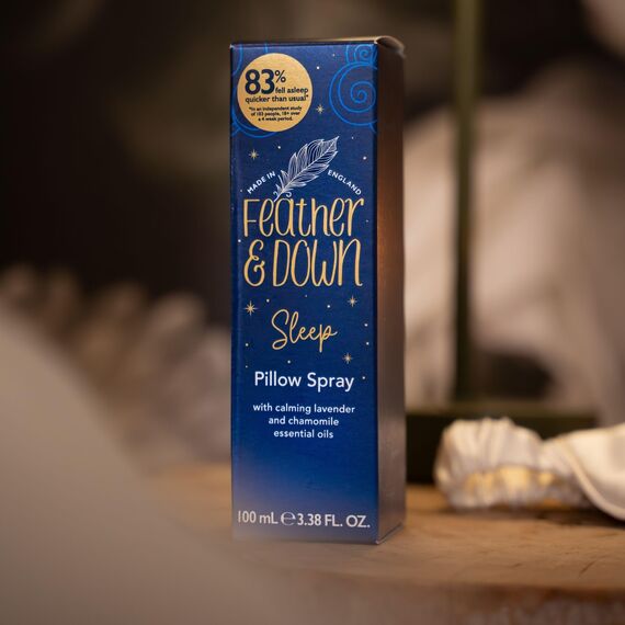 Feather & Down Kopfkissenspray Sweet Dream (100ml) – mit beruhigenden ätherischen Ölen aus Lavendel und Kamille. Fördert Ruhe, Entspannung und einen erholsamen Schlaf.