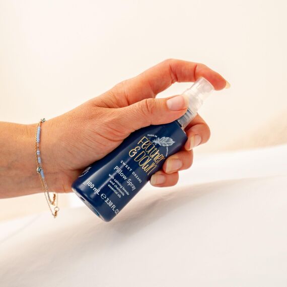 Feather & Down Kopfkissenspray Sweet Dream (100ml) – mit beruhigenden ätherischen Ölen aus Lavendel und Kamille. Fördert Ruhe, Entspannung und einen erholsamen Schlaf.