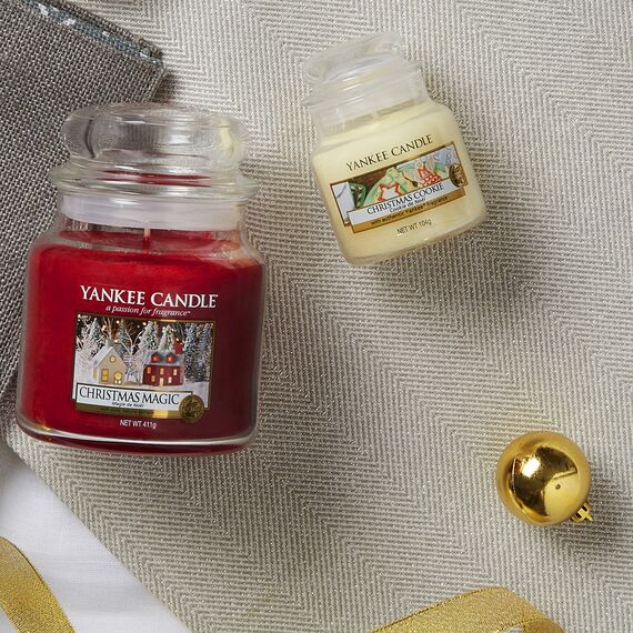 Yankee Candle Duftkerze im Glas (mittelgroß) | Christmas Magic | Brenndauer bis zu 75 Stunden