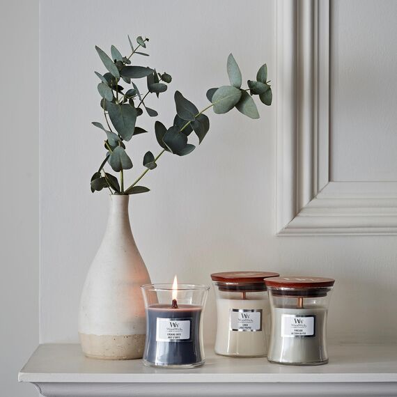 WoodWick mittelgroße Duftkerze im Sanduhrglas mit knisterndem Docht | Linen | Brenndauer bis zu 60 Stunden