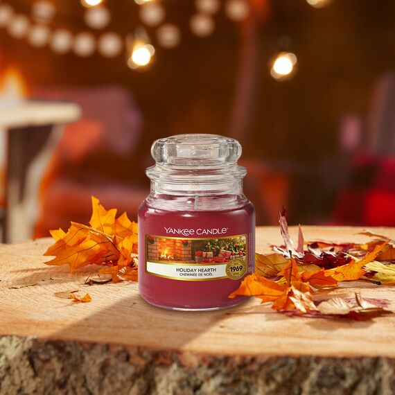 Yankee Candle Duftkerze im Glas (klein) | Holiday Hearth | Brenndauer bis zu 30 Stunden