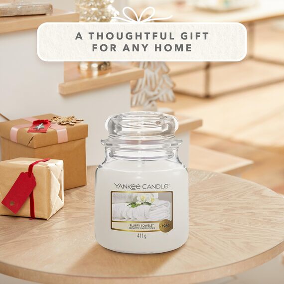 Yankee Candle Duftkerze im Glas (mittelgroß) | Fluffy Towels | Brenndauer bis zu 75 Stunden