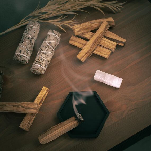 BESOULS Premium Räucherset Hausreinigung: 2 Weißer Salbei zum Räuchern 8 Palo Santo Räucherholz aus Peru 1 Selenit Einzigartiges Tablett spirituelle Geschenke Salbei räuchern räucherbündel