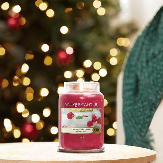 Yankee Candle Duftkerze im Glas (groß) | Cherries on Snow | Brenndauer bis zu 150 Stunden