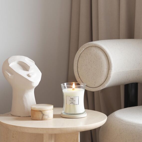 WoodWick mittelgroße Duftkerze im Sanduhrglas mit knisterndem Docht | Linen | Brenndauer bis zu 60 Stunden