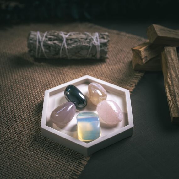 BESOULS Premium Räucherset hausreinigung Neue Anfänge: 4-6 Palo Santo Räucherholz 1 Weißer Salbei zum Räuchern 5 Steine Neubeginn Handgefertigtes Tablett QR mit digitalem Inhalt (Neue Anfänge)