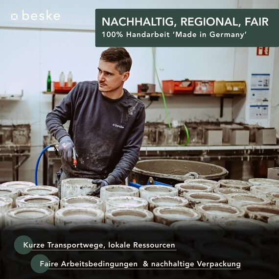 Betonfeuer® - DAS ORIGINAL | Modell 'Fuego' | 17x17x17cm mit Dauerdocht | Premium Kerzenfresser Made in Germany | Deutsche Handarbeit | (Ohne Nachfüllwachs, Löschbrett aus Holz)