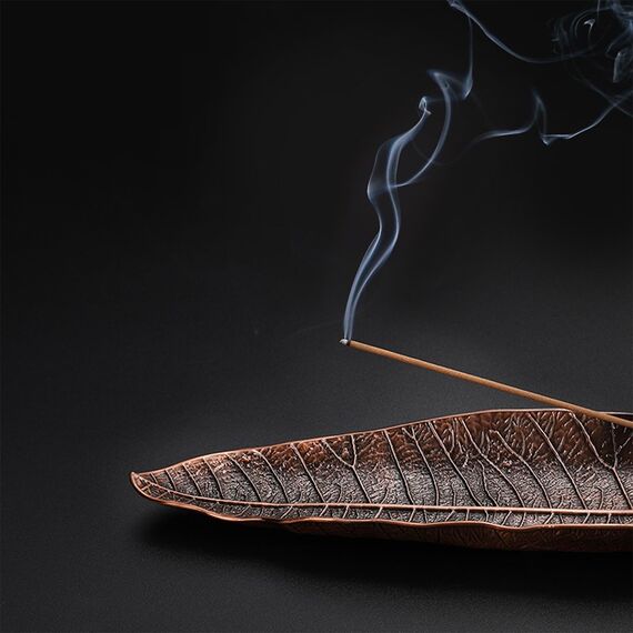 LLMtn 2 Stück Bronze Räucherstäbchenhalter Metall Blätter, Räucherstäbchenbrenner Ash Catcher,Asche Geeignet für Räucherstäbchen,ideal für die Inneneinrichtung,Meditation,Yoga,Inklusive Mini-Besen