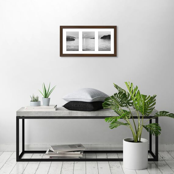 Americanflat Bilderrahmen Collage 10x15 cm Walnuss - Bilderrahmen 20x36 cm mit Passepartout für drei 13x18 cm Fotos - Fotorahmen für Mehrere Bilder der Familie - Verbundholz mit Bruchsicherem Glas