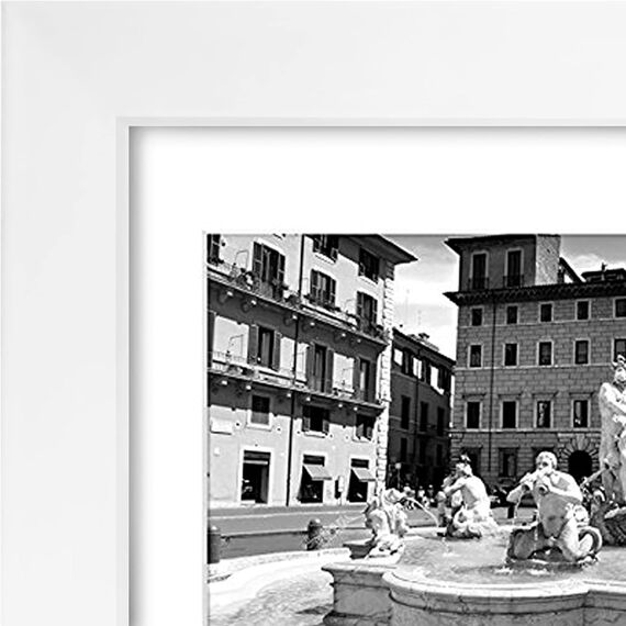 Americanflat Bilderrahmen Collage 10x15 cm Weiß - Bilderrahmen 28x36 cm mit Passepartout für Fünf 10x15 cm Fotos - Fotorahmen für Mehrere Bilder der Familie - Verbundholz mit Bruchsicherem Glas