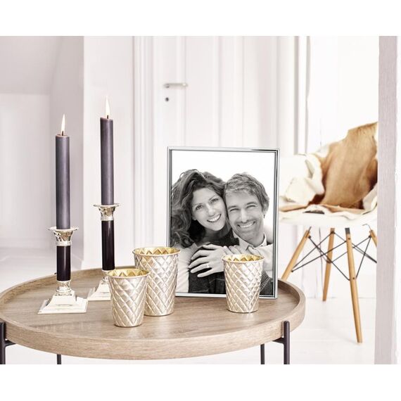 EDZARD Bilderrahmen Genua für Foto 20 x 30 cm (ca. DIN A4), edel versilbert, anlaufgeschützt, mit Samtrücken, inkl. 2 Aufhängern, Fotorahmen zum Stellen und Hängen