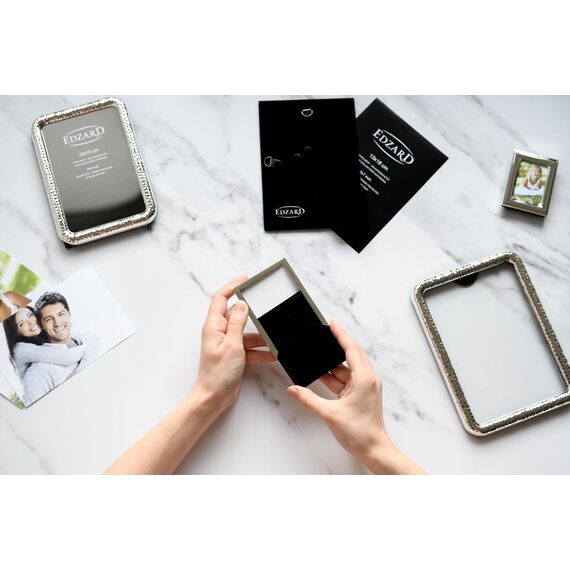 EDZARD Bilderrahmen Genua für Foto 6 x 9 cm, edel versilbert, anlaufgeschützt, mit Samtrücken, Fotorahmen zum Stellen