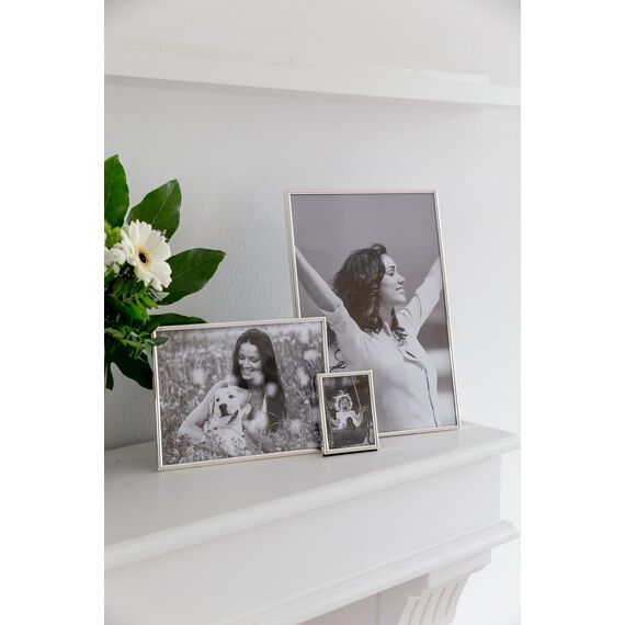 EDZARD Bilderrahmen Genua für Foto 20 x 30 cm (ca. DIN A4), edel versilbert, anlaufgeschützt, mit Samtrücken, inkl. 2 Aufhängern, Fotorahmen zum Stellen und Hängen