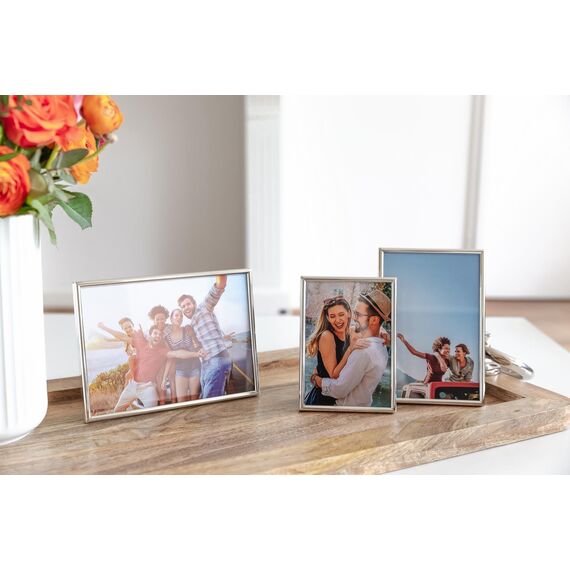 EDZARD Bilderrahmen Genua für Foto 10 x 15 cm, edel versilbert, anlaufgeschützt, mit Samtrücken, inkl. Aufhänger, Fotorahmen zum Stellen und Hängen