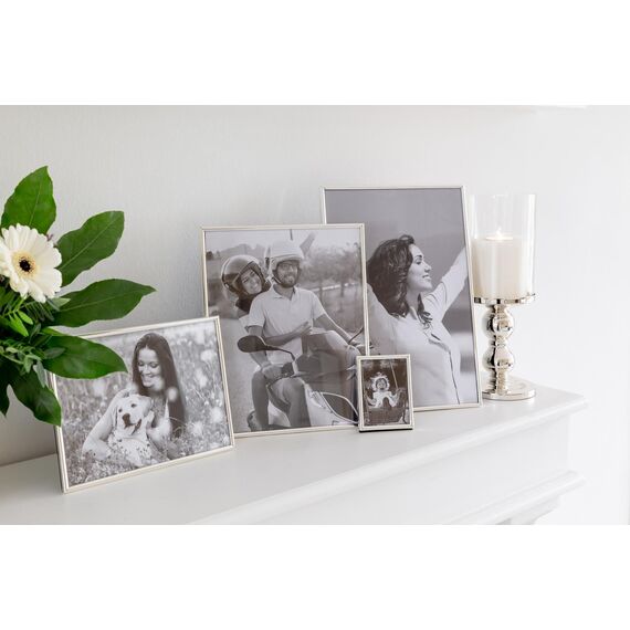 EDZARD Bilderrahmen Genua für Foto 20 x 25 cm, edel versilbert, anlaufgeschützt, mit Samtrücken, inkl. 2 Aufhängern, Fotorahmen zum Stellen und Hängen