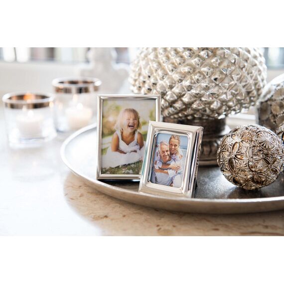 EDZARD Bilderrahmen Genua für Foto 6 x 9 cm, edel versilbert, anlaufgeschützt, mit Samtrücken, Fotorahmen zum Stellen