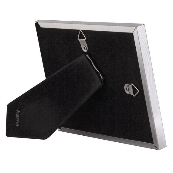 Hama Bilderrahmen 10x15 (Fotorahmen, Portraitrahmen, Hochformat, Querformat, zum Hängen, Hinstellen, Hängevorrichtung, Aufsteller, Samt, Samtrückwand, Glasscheibe, Bildformat 10 x 15 cm) silber