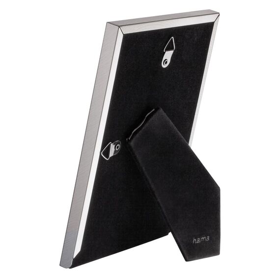 Hama Bilderrahmen 10x15 (Fotorahmen, Portraitrahmen, Hochformat, Querformat, zum Hängen, Hinstellen, Hängevorrichtung, Aufsteller, Samt, Samtrückwand, Glasscheibe, Bildformat 10 x 15 cm) silber
