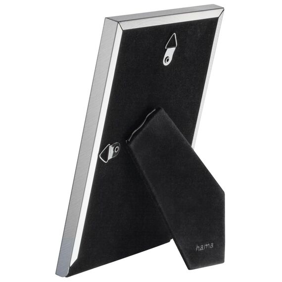 Hama Bilderrahmen 13x18 (Fotorahmen, Portraitrahmen, Hochformat, Querformat, zum Hängen, Hinstellen, Hängevorrichtung, Aufsteller, Samt, Samtrückwand, Glasscheibe, Bildformat 13 x 18 cm) silber