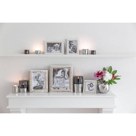 EDZARD Bilderrahmen Gubbio für Foto 13 x 18 cm, edel versilbert, anlaufgeschützt, mit Samtrücken, mit 2 Aufhängern, Fotorahmen zum Stellen oder Hängen