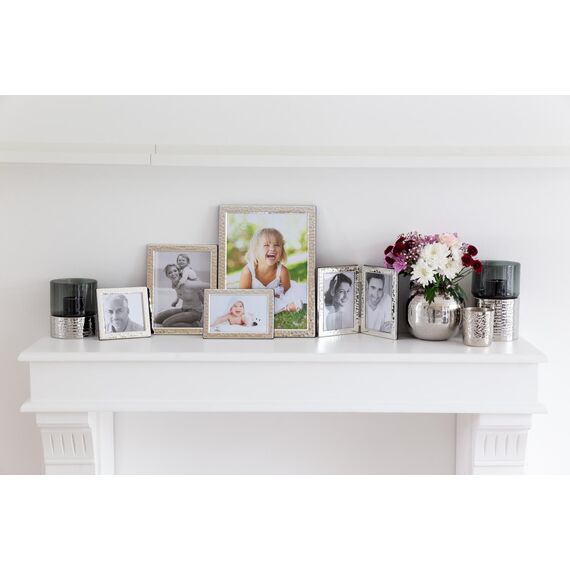 EDZARD Bilderrahmen Pavia für Foto 10 x 15 cm, gehämmert, edel versilbert, anlaufgeschützt, Samtrücken, 2 Aufhänger, Silber Fotorahmen zum Stellen oder Hängen