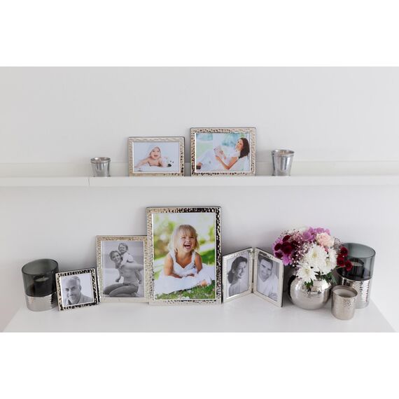 EDZARD Bilderrahmen Pavia für Foto 10 x 10 cm, gehämmert, edel versilbert, anlaufgeschützt, Samtrücken, mit Aufhänger, Silber Fotorahmen zum Stellen oder Hängen