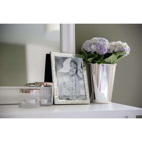 EDZARD Bilderrahmen Pavia für Foto 13 x 18 cm, gehämmert, edel versilbert, anlaufgeschützt, Samtrücken, 2 Aufhänger, Silber Fotorahmen zum Stellen oder Hängen