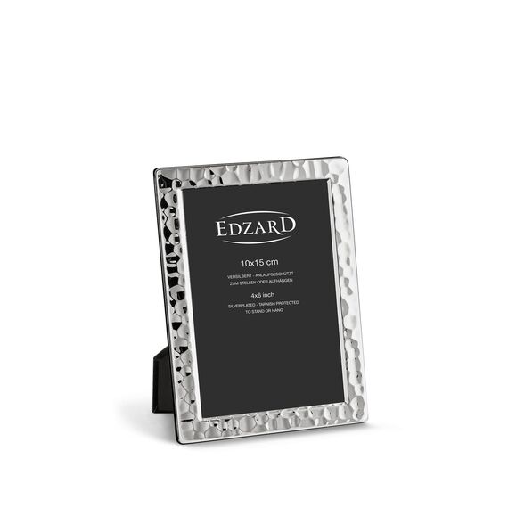 EDZARD Bilderrahmen Pavia für Foto 10 x 15 cm, gehämmert, edel versilbert, anlaufgeschützt, Samtrücken, 2 Aufhänger, Silber Fotorahmen zum Stellen oder Hängen