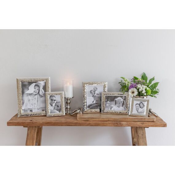 EDZARD Bilderrahmen Gubbio für Foto 20 x 25 cm, edel versilbert, anlaufgeschützt, mit Samtrücken, mit 2 Aufhängern, Fotorahmen zum Stellen oder Hängen