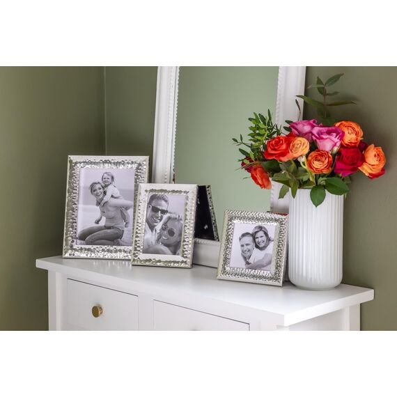 EDZARD Bilderrahmen Gubbio für Foto 10 x 10 cm, edel versilbert, anlaufgeschützt, mit Samtrücken, mit Aufhänger, Fotorahmen zum Stellen oder Hängen