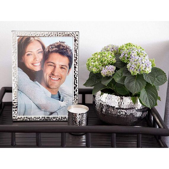 EDZARD Bilderrahmen Pavia für Foto 20 x 30 cm, ca. DIN A4, gehämmert, edel versilbert, anlaufgeschützt, Samtrücken, 2 Aufhänger, Silber Fotorahmen zum Stellen oder Hängen