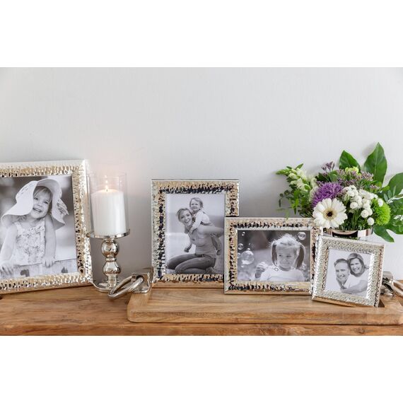 EDZARD Bilderrahmen Gubbio für Foto 13 x 18 cm, edel versilbert, anlaufgeschützt, mit Samtrücken, mit 2 Aufhängern, Fotorahmen zum Stellen oder Hängen