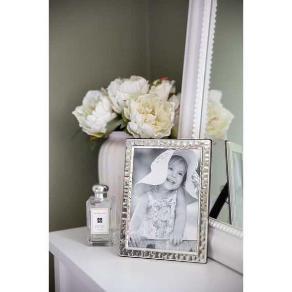 EDZARD Bilderrahmen Pavia für Foto 13 x 18 cm, gehämmert, edel versilbert, anlaufgeschützt, Samtrücken, 2 Aufhänger, Silber Fotorahmen zum Stellen oder Hängen