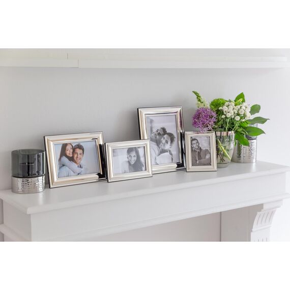 EDZARD Bilderrahmen Bergamo für Foto 9 x 13 cm, edel versilbert, anlaufgeschützt, mit Samtrücken, Fotorahmen zum Stellen