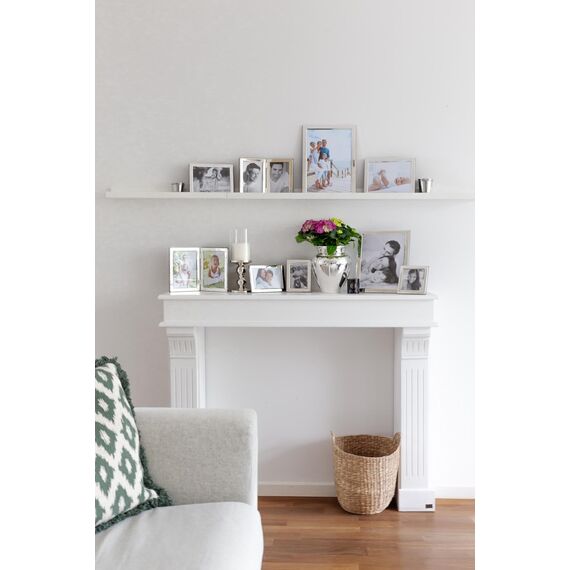 EDZARD Bilderrahmen Bergamo für Foto 9 x 13 cm, edel versilbert, anlaufgeschützt, mit Samtrücken, Fotorahmen zum Stellen