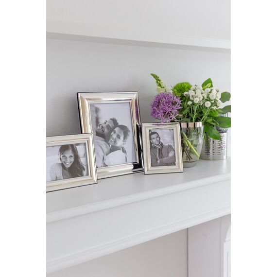 EDZARD Bilderrahmen Sunset für Foto 9 x 13 cm, edel versilbert, anlaufgeschützt, mit Samtrücken, Fotorahmen zum Stellen