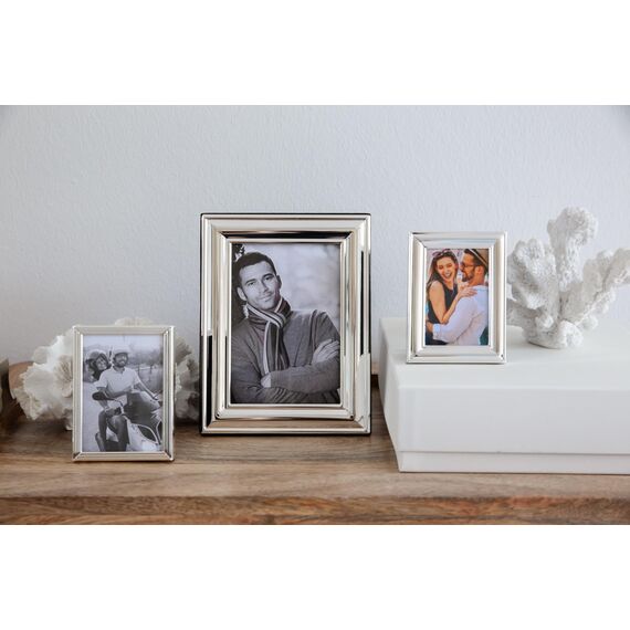 EDZARD Bilderrahmen Sunset für Foto 10 x 15 cm, edel versilbert, anlaufgeschützt, mit Samtrücken, inkl. 2 Aufhängern, Fotorahmen zum Stellen und Hängen