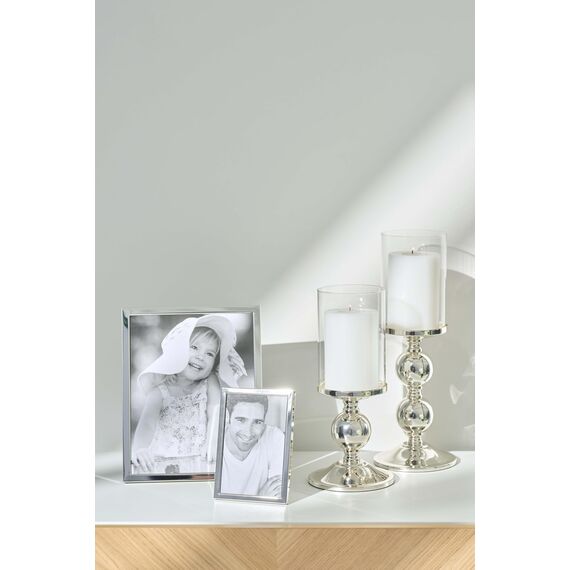 EDZARD Bilderrahmen Bergamo für Foto 10 x 15 cm, edel versilbert, anlaufgeschützt, mit Samtrücken, mit Aufhänger für senkrecht, Fotorahmen zum Stellen oder Hängen