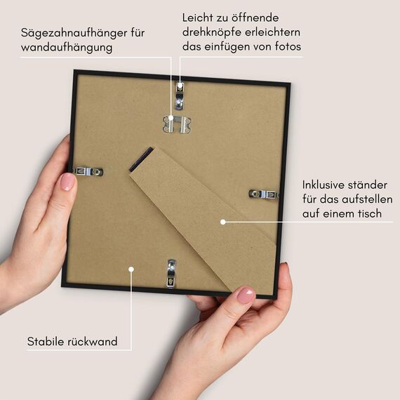 Americanflat Bilderrahmen 25x25 cm aus Kunststoff (2er Pack) - Bilderrahmen quadratisch 25x25 cm mit bruchsicherer Scheibe - inklusive Ständer und integrierter Aufhängung - Schwarz