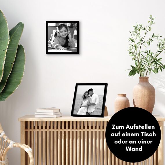 Americanflat Bilderrahmen 25x25 cm aus Kunststoff (2er Pack) - Bilderrahmen quadratisch 25x25 cm mit bruchsicherer Scheibe - inklusive Ständer und integrierter Aufhängung - Schwarz