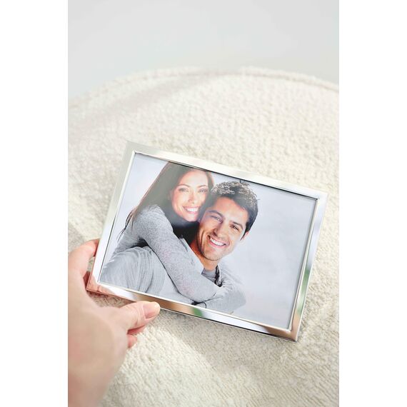 EDZARD Bilderrahmen Bergamo für Foto 13 x 18 cm, edel versilbert, anlaufgeschützt, mit Samtrücken, mit 2 Aufhängern, Fotorahmen zum Stellen oder Hängen