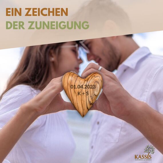 Kassis Geschenkartikel Personalisiertes Herz 5,50 cm Handschmeichler aus Olivenholz, handgefertigtes Geschenk aus Bethlehem zur Taufe, Kommunion, Hochzeit, Valentinstag, Muttertag und als Trostspender